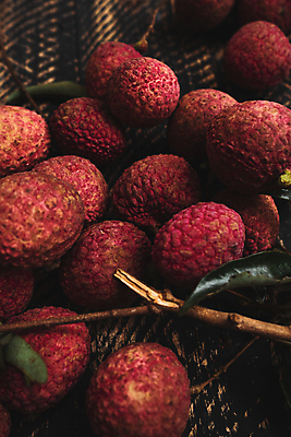 포토 JPG 해외이미지 잎 과일 자연 탁자 사람없음 가로 빨간색 하이앵글 컬러풀 바구니 그룹 해외포토 식물 뷰포인트 컬러 가구 생태계 파일형식 이미지허브