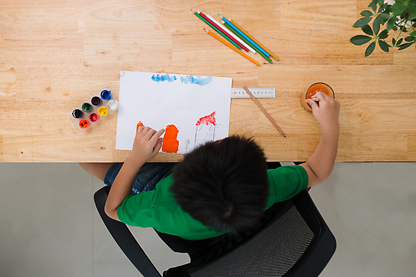 포토 JPG 해외이미지 남자 어린이 색연필 실내 한명 들기 소년 상반신 하이앵글 물감 그리기 책상 그림 소년한명만 해외포토 1 뷰포인트 가구 모션 학용품 사람 내부 미술도구 남자한명만 소년만 파일형식 이미지허브