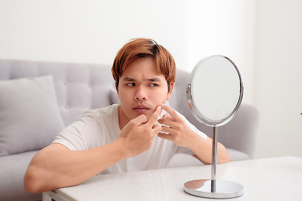 포토 JPG 해외이미지 응시 남자 실내 한명 동양인 상반신 성인 옆모습 뷰티 찡그림 여드름 자기관리 짜기 탁상거울 피부트러블 성인남자한명만 그루밍족 해외포토 1 시선 뷰포인트 모션 표정 사람 인종 내부 거울 피부질환 남자한명만 성인남자만 파일형식 이미지허브