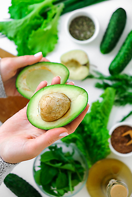 포토 JPG 해외이미지 손 과일 단면 오이 씨앗 들기 아웃포커스 신체부위 신선 상추 유기농 아보카도 오일병 해외포토 식물 웰빙 채소 모션 촬영기법 사람 파일형식 이미지허브