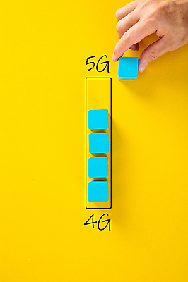 포토 JPG 해외이미지 손 아이디어 실내 신체부위 잡기 오브젝트 노란배경 업그레이드 나무블록 5G 4G 해외포토 백그라운드 컨셉 모션 IT 사람 내부 목재 노란색 블록 파일형식 이미지허브