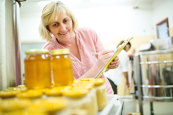 포토 JPG 서양인 외국인 응시 여자 농업 유리병 서기 미소 사람 상반신 야외 두명 앞모습 옆모습 펜 꿀벌 확인 체코 꿀 벌꿀 양봉 양봉업 여자만 국내포토 시선 유럽 산업 뷰포인트 모션 병_용기 표정 인종 필기구 벌_곤충 파일형식