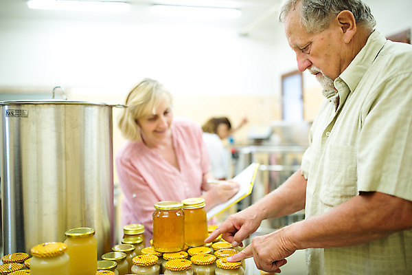 포토 JPG 서양인 외국인 손 응시 여자 노년 남자 40대 중년 농업 유리병 미소 사람 상반신 20대 성인 야외 앞모습 옆모습 세명 펜 가리킴 꿀벌 70대 체코 꿀 벌꿀 양봉 양봉업 국내포토 시선 유럽 산업 뷰포인트 병_용기 표정 인종 손짓 청년 신체부위 필기구 벌_곤충 파일형식