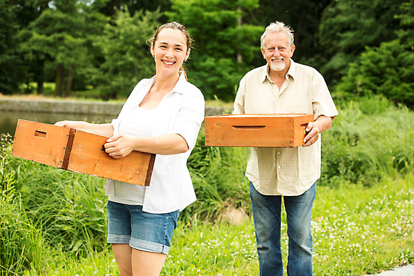 포토 JPG 서양인 외국인 여자 노년 남자 농업 서기 미소 들기 사람 상반신 20대 성인 야외 두명 앞모습 꿀벌 70대 체코 꿀 벌집 벌꿀 양봉 양봉업 국내포토 유럽 산업 뷰포인트 모션 표정 인종 청년 벌_곤충 파일형식