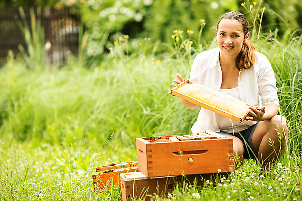 포토 JPG 전신 서양인 외국인 여자 농업 한명 미소 들기 사람 20대 야외 앞모습 꿀벌 체코 꿀 벌집 벌꿀 양봉 양봉업 성인여자한명만 국내포토 1 유럽 산업 뷰포인트 모션 표정 인종 청년 벌_곤충 여자한명만 성인여자만 파일형식