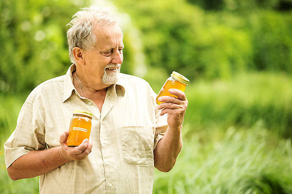 포토 JPG 서양인 외국인 응시 노년 남자 농업 유리병 한명 서기 미소 들기 사람 상반신 야외 앞모습 꿀벌 70대 체코 꿀 벌꿀 양봉 양봉업 노인남자한명만 국내포토 1 시선 유럽 산업 뷰포인트 모션 병_용기 표정 인종 성인 벌_곤충 남자한명만 노인남자만 파일형식