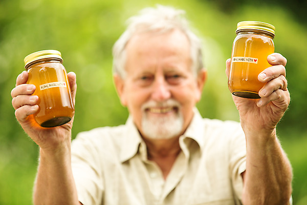 포토 JPG 서양인 외국인 응시 노년 남자 농업 유리병 한명 서기 미소 들기 사람 상반신 야외 앞모습 꿀벌 체코 꿀 벌꿀 양봉 양봉업 노인남자한명만 국내포토 1 시선 유럽 산업 뷰포인트 모션 병_용기 표정 인종 성인 벌_곤충 남자한명만 노인남자만 파일형식