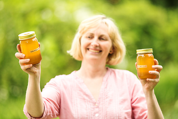 포토 JPG 서양인 외국인 응시 여자 40대 중년 농업 유리병 한명 서기 미소 들기 사람 상반신 야외 앞모습 꿀벌 체코 꿀 벌꿀 양봉 양봉업 중년여자한명만 국내포토 1 시선 유럽 산업 뷰포인트 모션 병_용기 표정 인종 성인 벌_곤충 여자한명만 중년여자만 파일형식