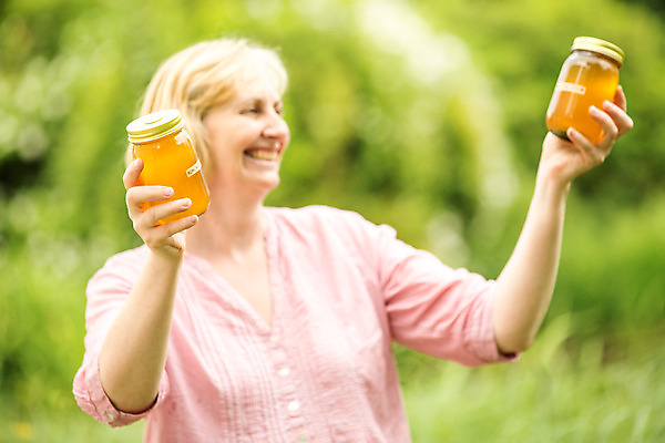 포토 JPG 서양인 외국인 응시 여자 40대 중년 농업 유리병 한명 서기 미소 들기 사람 상반신 야외 옆모습 꿀벌 체코 꿀 벌꿀 양봉 양봉업 중년여자한명만 국내포토 1 시선 유럽 산업 뷰포인트 모션 병_용기 표정 인종 성인 벌_곤충 여자한명만 중년여자만 파일형식