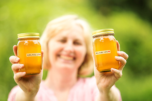 포토 외국인 1 시선 유럽 산업 뷰포인트 중년 모션 병_용기 표정 사람 인종 성인 벌_곤충 꿀 여자한명만 중년여자만 파일형식 유리병 벌꿀 들기 미소 응시 앞모습 상반신 서기 중년여자한명만 40대 JPG 야외 체코 꿀벌 양봉업 농업 서양인 양봉 한명 국내포토
