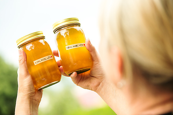 포토 JPG 서양인 외국인 손 40대 중년 농업 유리병 한명 서기 들기 사람 상반신 야외 뒷모습 꿀벌 체코 꿀 벌꿀 양봉 양봉업 중년여자한명만 국내포토 1 유럽 산업 뷰포인트 모션 병_용기 인종 성인 신체부위 벌_곤충 여자한명만 중년여자만 파일형식