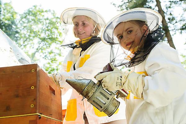 포토 JPG 서양인 외국인 모자 어린이 40대 중년 농업 서기 미소 들기 사람 소녀 상반신 야외 두명 옆모습 꿀벌 체코 꿀 벌집 벌꿀 양봉 양봉업 여자만 국내포토 잡화 여자 유럽 산업 뷰포인트 모션 표정 인종 성인 벌_곤충 파일형식