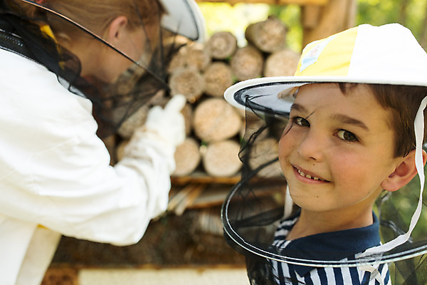 포토 외국인 시선 유럽 산업 아들 뷰포인트 가족 모션 엄마 표정 사람 인종 손짓 청년 벌_곤충 꿀 파일형식 상반신 가리킴 미소 응시 옆모습 서기 성인 20대 어린이 모자관계 두명 JPG 야외 체코 꿀벌 양봉업 농업 서양인 양봉 벌꿀 국내포토