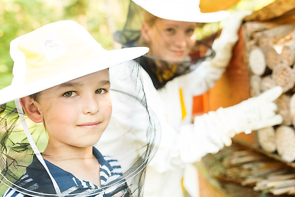 포토 외국인 시선 남자 유럽 산업 아들 어린이 뷰포인트 곤충 가족 모션 엄마 표정 사람 인종 손짓 청년 벌_곤충 꿀 파일형식 모자관계 여자 상반신 미소 가리킴 응시 옆모습 서기 두명 20대 성인 JPG 야외 체코 꿀벌 양봉업 농업 벌 서양인 양봉 소년 벌꿀 국내포토