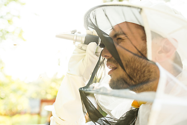 포토 JPG 서양인 외국인 응시 남자 농업 한명 서기 들기 사람 상반신 성인 야외 옆모습 30대 눈감음 꿀벌 벌 체코 꿀 벌꿀 양봉 양봉업 성인남자한명만 당도측정기 국내포토 1 시선 유럽 산업 뷰포인트 곤충 모션 인종 장년 기계 벌_곤충 남자한명만 성인남자만 파일형식