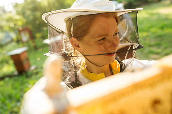 포토 JPG 서양인 외국인 응시 여자 농업 한명 서기 미소 들기 사람 상반신 20대 성인 야외 앞모습 하이앵글 꿀벌 벌 체코 꿀 벌집 벌꿀 양봉 양봉업 성인여자한명만 국내포토 1 시선 유럽 산업 뷰포인트 곤충 모션 표정 인종 청년 벌_곤충 여자한명만 성인여자만 파일형식