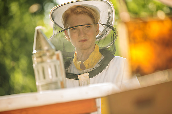 포토 JPG 서양인 외국인 응시 여자 농업 한명 서기 사람 상반신 20대 성인 야외 앞모습 꿀벌 체코 꿀 벌꿀 양봉 양봉업 성인여자한명만 국내포토 1 시선 유럽 산업 뷰포인트 모션 인종 청년 벌_곤충 여자한명만 성인여자만 파일형식