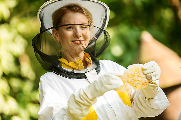 포토 JPG 서양인 외국인 응시 농업 한명 서기 미소 들기 사람 상반신 20대 성인 야외 앞모습 꿀벌 체코 꿀 벌집 벌꿀 양봉 양봉업 성인여자한명만 국내포토 1 시선 유럽 산업 뷰포인트 모션 표정 인종 청년 벌_곤충 여자한명만 성인여자만 파일형식