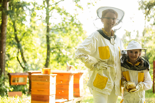 포토 JPG 서양인 외국인 응시 여자 어린이 허리손 농업 서기 미소 들기 사람 소녀 상반신 20대 성인 야외 두명 앞모습 꿀벌 벌 체코 꿀 벌집 벌꿀 양봉 양봉업 여자만 국내포토 시선 유럽 산업 뷰포인트 포즈 곤충 모션 표정 인종 청년 벌_곤충 파일형식