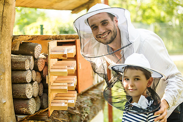 포토 JPG 서양인 외국인 응시 남자 어린이 농업 서기 미소 사람 소년 상반신 성인 야외 두명 앞모습 옆모습 30대 꿀벌 벌 체코 꿀 벌꿀 양봉 양봉업 남자만 국내포토 시선 유럽 산업 뷰포인트 곤충 모션 표정 인종 장년 벌_곤충 파일형식