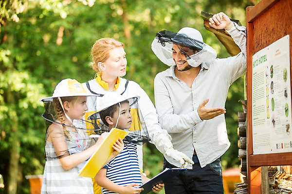 포토 JPG 서양인 외국인 응시 여자 남자 어린이 농업 서기 미소 사람 손짓 소녀 소년 여러명 상반신 20대 성인 야외 앞모습 옆모습 30대 마주보기 기록 꿀벌 벌 체코 꿀 벌꿀 양봉 양봉업 국내포토 시선 유럽 산업 뷰포인트 다수 곤충 모션 표정 인종 청년 장년 벌_곤충 파일형식