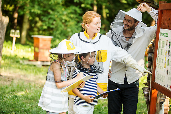 포토 JPG 서양인 외국인 응시 여자 남자 어린이 농업 서기 미소 사람 손짓 소녀 소년 여러명 상반신 20대 성인 야외 옆모습 30대 가리킴 기록 꿀벌 벌 체코 꿀 벌꿀 양봉 양봉업 국내포토 시선 유럽 산업 뷰포인트 다수 곤충 모션 표정 인종 청년 장년 벌_곤충 파일형식