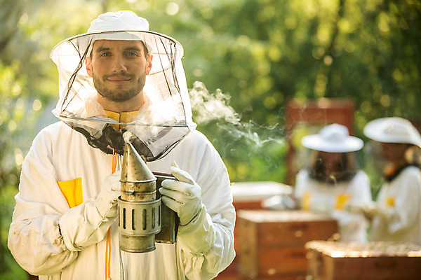 포토 JPG 서양인 외국인 응시 여자 남자 농업 서기 들기 사람 상반신 20대 성인 야외 앞모습 옆모습 세명 30대 꿀벌 벌 체코 꿀 벌집 벌꿀 양봉 양봉업 성인만 국내포토 시선 유럽 산업 뷰포인트 곤충 모션 인종 청년 장년 벌_곤충 파일형식