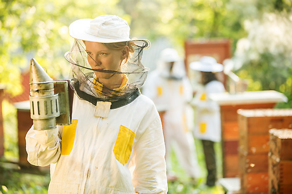 포토 JPG 전신 서양인 외국인 여자 남자 농업 서기 들기 사람 상반신 20대 성인 야외 옆모습 30대 꿀벌 벌 체코 꿀 벌집 벌꿀 양봉 양봉업 성인만 국내포토 유럽 산업 뷰포인트 곤충 모션 인종 청년 장년 벌_곤충 파일형식