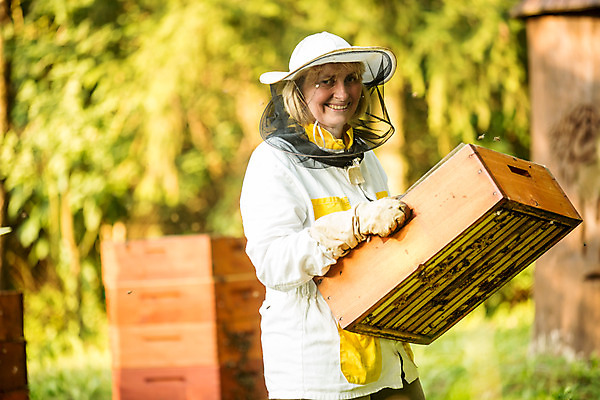 포토 JPG 서양인 외국인 응시 여자 40대 중년 농업 한명 서기 미소 들기 사람 상반신 야외 옆모습 꿀벌 벌 체코 꿀 벌집 벌꿀 양봉 양봉업 중년여자한명만 국내포토 1 시선 유럽 산업 뷰포인트 곤충 모션 표정 인종 성인 벌_곤충 여자한명만 중년여자만 파일형식