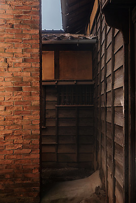 포토 JPG 주간 벽 고건축 풍경 사람없음 야외 관광지 국내여행 군산 군산신흥동일본식가옥 국내포토 자연요소 건축물 여행 전라북도 일본가옥 파일형식