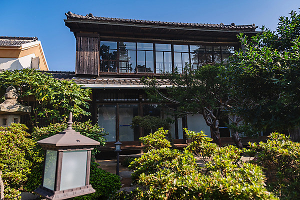 포토 JPG 주간 나무 고건축 풍경 사람없음 야외 관광지 정원 국내여행 군산 군산신흥동일본식가옥 국내포토 자연요소 식물 건축물 여행 전라북도 일본가옥 파일형식