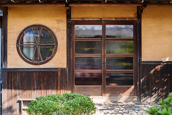 포토 JPG 주간 고건축 풍경 사람없음 야외 관광지 문 국내여행 군산 군산신흥동일본식가옥 국내포토 자연요소 건축물 여행 전라북도 일본가옥 파일형식