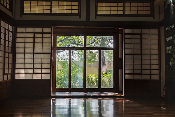 포토 JPG 주간 고건축 풍경 사람없음 야외 관광지 문 마루 국내여행 군산 이영춘가옥 국내포토 자연요소 건축물 여행 바닥 문화재 전라북도 파일형식