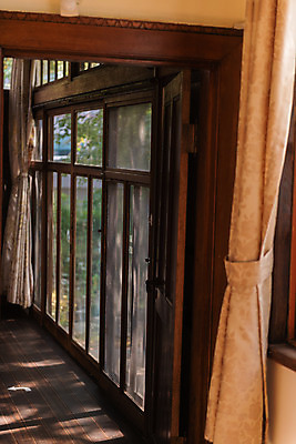 포토 JPG 주간 고건축 창문 풍경 사람없음 야외 관광지 문 커튼 국내여행 군산 이영춘가옥 국내포토 자연요소 건축물 여행 문화재 전라북도 파일형식