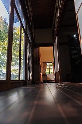 포토 JPG 주간 로우앵글 고건축 풍경 사람없음 야외 관광지 복도 국내여행 군산 이영춘가옥 국내포토 자연요소 건축물 뷰포인트 여행 문화재 전라북도 파일형식