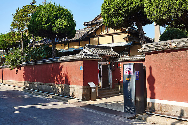 포토 JPG 주간 나무 고건축 출입구 풍경 사람없음 야외 관광지 국내여행 군산 군산신흥동일본식가옥 국내포토 자연요소 식물 건축물 여행 전라북도 일본가옥 파일형식