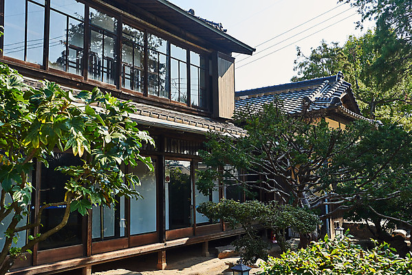 포토 JPG 주간 나무 고건축 풍경 사람없음 야외 관광지 정원 국내여행 군산 군산신흥동일본식가옥 국내포토 자연요소 식물 건축물 여행 전라북도 일본가옥 파일형식