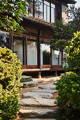 포토 JPG 주간 나무 식물 고건축 풍경 사람없음 야외 관광지 정원 국내여행 군산 군산신흥동일본식가옥 국내포토 자연요소 건축물 여행 전라북도 일본가옥 파일형식