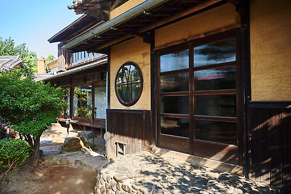 포토 JPG 주간 나무 고건축 풍경 사람없음 야외 관광지 문 정원 국내여행 군산 군산신흥동일본식가옥 국내포토 자연요소 식물 건축물 여행 전라북도 일본가옥 파일형식