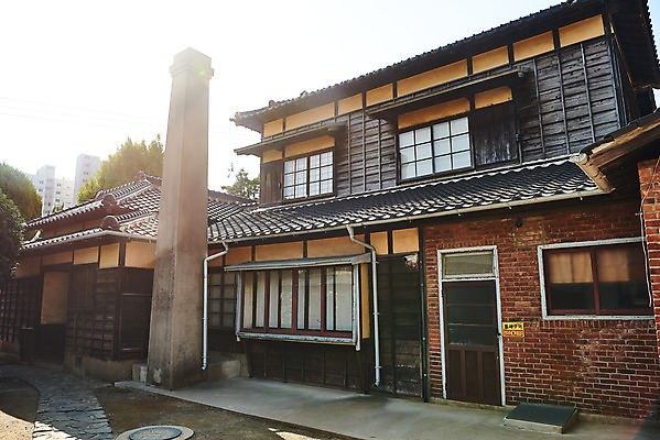 포토 JPG 주간 고건축 굴뚝 풍경 사람없음 야외 관광지 햇빛 국내여행 군산 군산신흥동일본식가옥 국내포토 자연요소 건축물 여행 태양 전라북도 일본가옥 파일형식