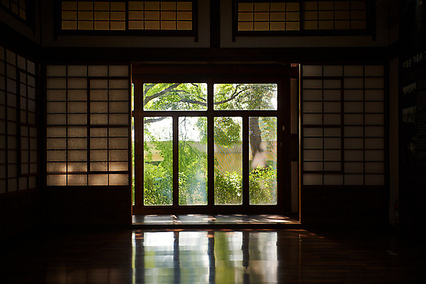 포토 JPG 주간 고건축 풍경 사람없음 야외 관광지 문 마루 국내여행 군산 이영춘가옥 국내포토 자연요소 건축물 여행 바닥 문화재 전라북도 파일형식