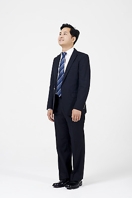 포토 JPG 스튜디오촬영 전신 응시 남자 40대 중년 실내 한명 서기 누끼 정장 옆모습 한국인 직장인 비즈니스맨 흰배경 중년남자한명만 국내포토 직업 1 시선 옷 뷰포인트 백그라운드 비즈니스 모션 사람 동양인 성인 내부 흰색 남자한명만 중년남자만 파일형식