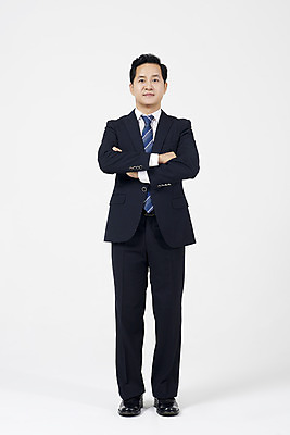 포토 JPG 스튜디오촬영 전신 남자 40대 중년 실내 한명 서기 누끼 정장 앞모습 팔짱 한국인 직장인 비즈니스맨 흰배경 중년남자한명만 국내포토 직업 1 옷 뷰포인트 백그라운드 비즈니스 모션 사람 동양인 성인 내부 흰색 남자한명만 중년남자만 파일형식