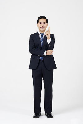 포토 JPG 스튜디오촬영 전신 남자 40대 중년 실내 한명 서기 미소 누끼 정장 손짓 앞모습 한국인 직장인 비즈니스맨 흰배경 중년남자한명만 국내포토 직업 1 옷 뷰포인트 백그라운드 비즈니스 모션 표정 사람 동양인 성인 내부 흰색 남자한명만 중년남자만 파일형식
