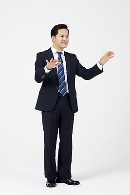 포토 JPG 스튜디오촬영 전신 남자 40대 중년 실내 이야기 대화 설명 한명 서기 누끼 정장 손짓 앞모습 한국인 직장인 비즈니스맨 흰배경 중년남자한명만 국내포토 직업 1 옷 뷰포인트 백그라운드 비즈니스 모션 말하기 사람 동양인 성인 내부 흰색 남자한명만 중년남자만 파일형식