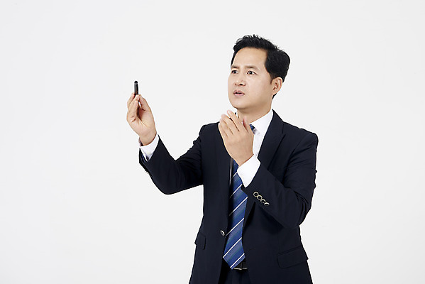 포토 JPG 스튜디오촬영 남자 40대 중년 실내 이야기 대화 설명 한명 서기 들기 누끼 정장 손짓 상반신 앞모습 펜 한국인 직장인 비즈니스맨 흰배경 열정 중년남자한명만 국내포토 직업 1 옷 감정 뷰포인트 백그라운드 비즈니스 모션 말하기 사람 동양인 성인 내부 필기구 흰색 남자한명만 중년남자만 파일형식