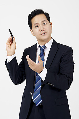 포토 JPG 스튜디오촬영 남자 40대 중년 실내 이야기 대화 설명 한명 서기 들기 누끼 정장 손짓 상반신 앞모습 펜 한국인 직장인 비즈니스맨 흰배경 열정 중년남자한명만 국내포토 직업 1 옷 감정 뷰포인트 백그라운드 비즈니스 모션 말하기 사람 동양인 성인 내부 필기구 흰색 남자한명만 중년남자만 파일형식