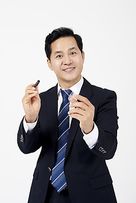포토 JPG 스튜디오촬영 남자 40대 중년 실내 이야기 대화 설명 한명 서기 들기 누끼 정장 손짓 상반신 앞모습 펜 한국인 직장인 비즈니스맨 흰배경 열정 중년남자한명만 국내포토 직업 1 옷 감정 뷰포인트 백그라운드 비즈니스 모션 말하기 사람 동양인 성인 내부 필기구 흰색 남자한명만 중년남자만 파일형식