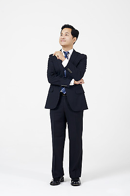 포토 JPG 스튜디오촬영 전신 응시 남자 40대 중년 실내 한명 서기 미소 누끼 정장 앞모습 한국인 직장인 비즈니스맨 흰배경 중년남자한명만 국내포토 직업 1 시선 옷 뷰포인트 백그라운드 비즈니스 모션 표정 사람 동양인 성인 내부 흰색 남자한명만 중년남자만 파일형식