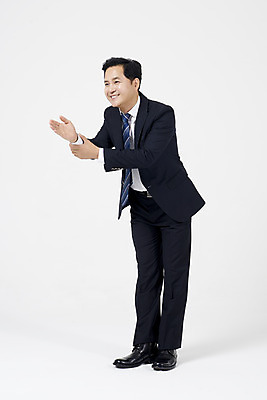 포토 JPG 스튜디오촬영 전신 남자 40대 중년 악수 실내 한명 서기 미소 누끼 정장 손짓 옆모습 거래 한국인 예절 직장인 비즈니스맨 자신감 흰배경 긍정 중년남자한명만 국내포토 직업 1 옷 감정 뷰포인트 백그라운드 컨셉 비즈니스 모션 표정 사람 동양인 성인 내부 흰색 남자한명만 중년남자만 파일형식